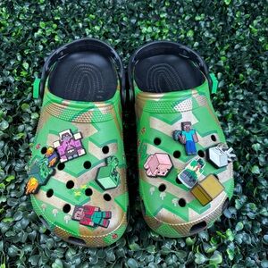 CROCS MINECRAFT X CLASSIC CLOGS SIZE 7 MAN- 9 WOMAN